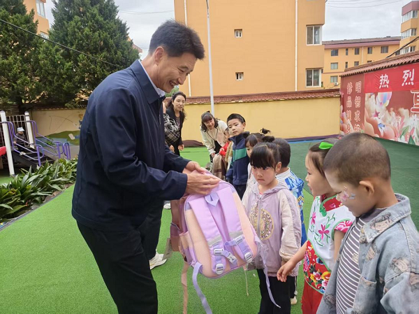 <b>宝鸡市太白县总工会开展“共享阳光·共助成长”六一特别关爱活动</b>