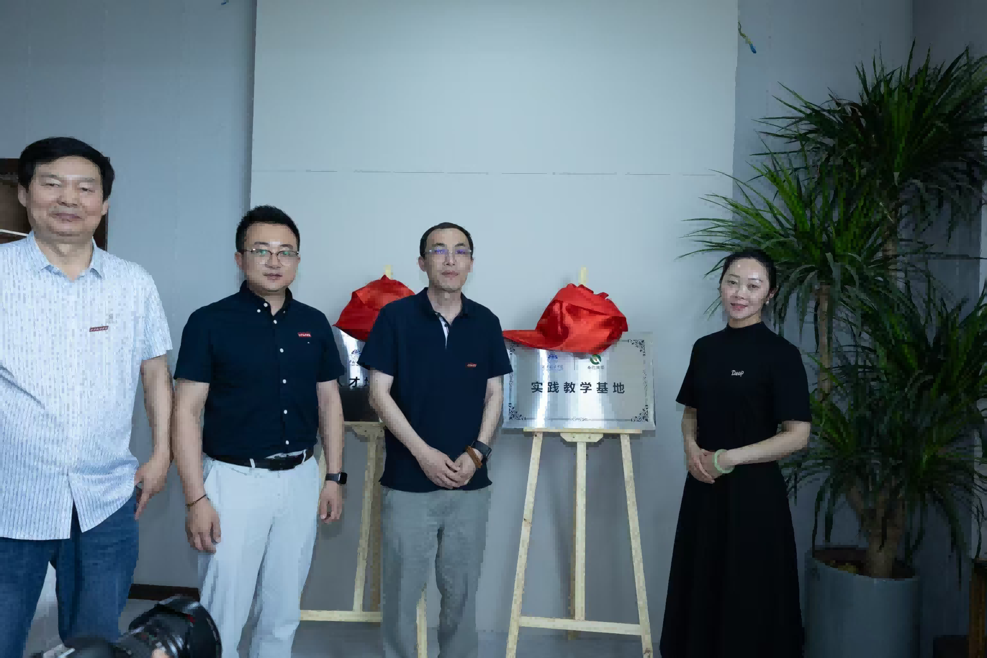 <b>西安翻译学院与镇巴南乡茶业举行合作签约仪式</b>