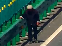 老人误入高速车道民警火速解除险情