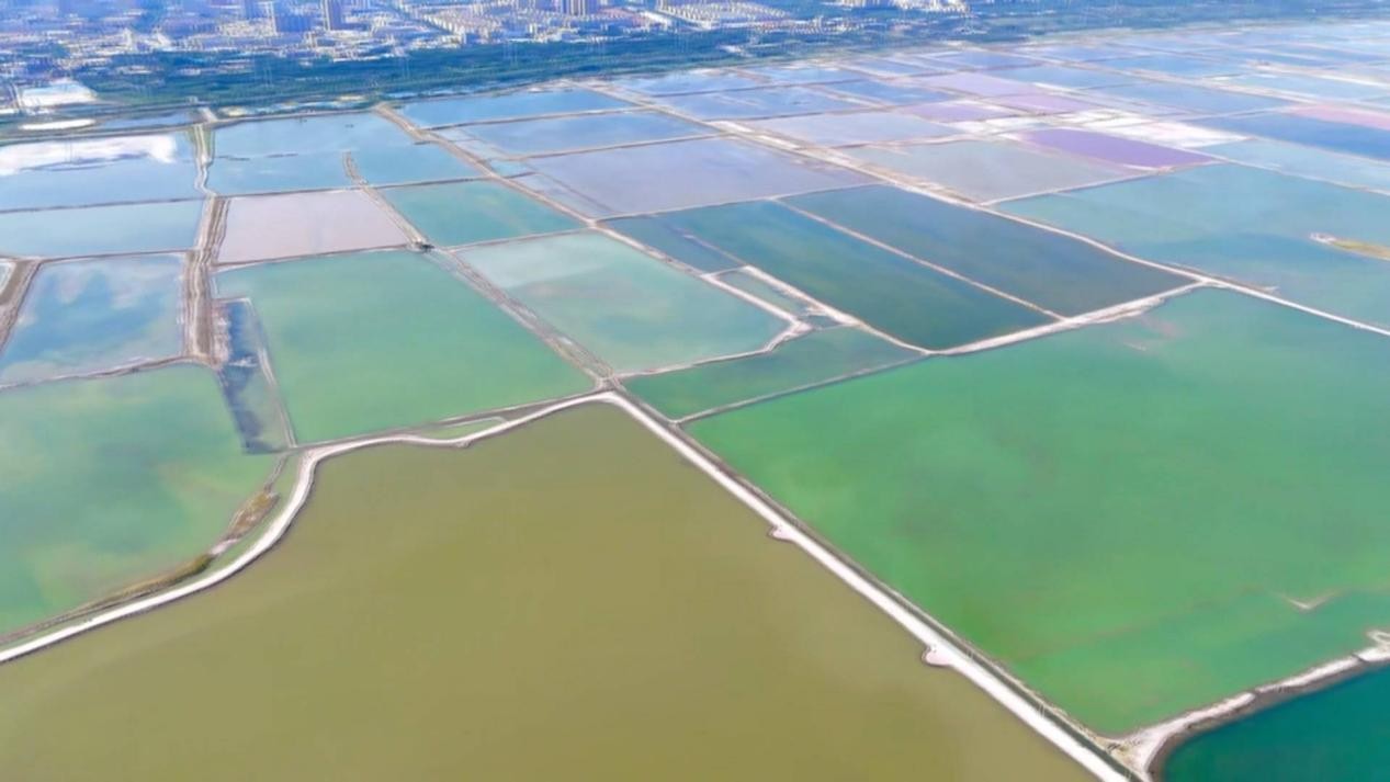 <b>云端瞰盐湖 科技赋文旅 山西运城七彩盐湖解锁高空观景新玩法</b>