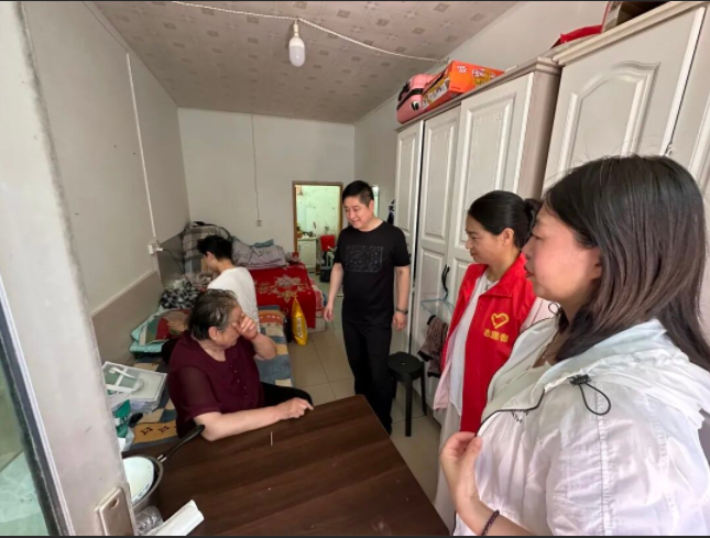 <b>靖边农商银行联合民生路社区开展文明实践主题党日活动</b>