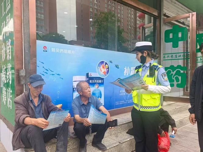 榆林市府谷县交管大队城区中队开展重点人群交通安全宣传活动