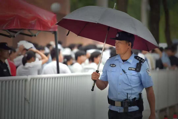 <b>你执笔逐梦 我筑你平安——西安公安护航中考</b>