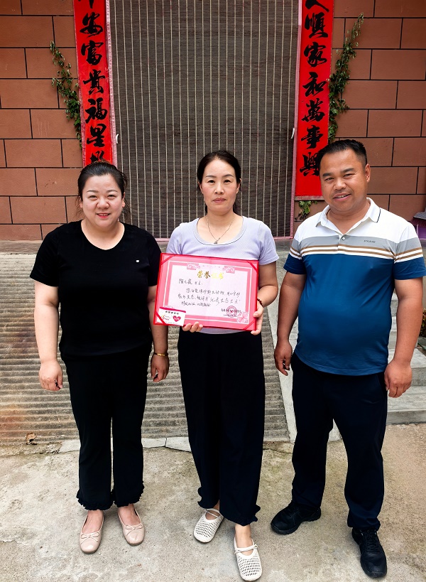 <b>商洛市丹凤县商镇保定村干部群众合力放生“娃娃鱼”</b>