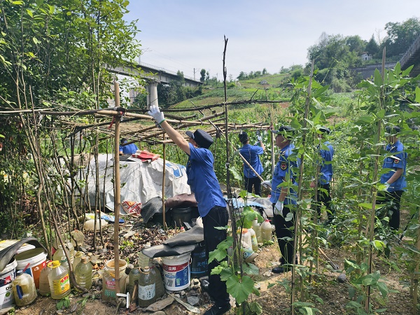 <b>安康汉滨江北街道：专项整治“小违建”排除“大隐患”护航铁路运行安全</b>