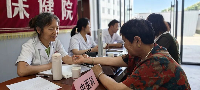 <b>守护健康促振兴 ！商洛市妇幼保健院深入帮扶村开展夏季义诊活动</b>