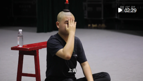 <b>文化中国行｜“00后”秦腔丑角儿：“顶灯”特技如何练成？</b>
