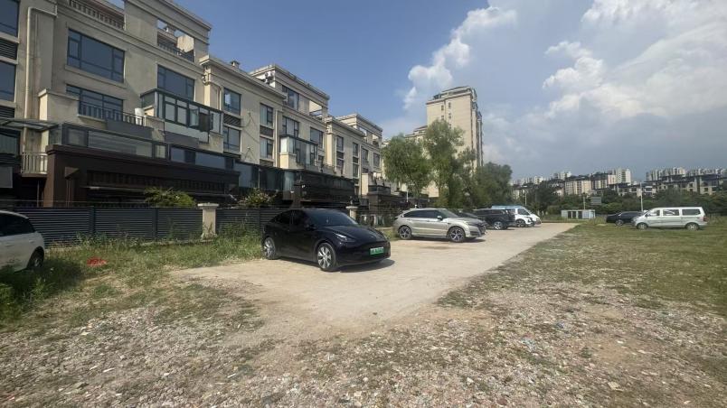 <b>规划绿地却建起收费停车场？西安灞桥区多方回应</b>
