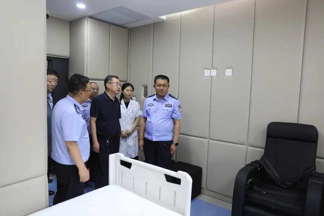 <b>榆林市靖边县公安局党委书记、局长吴亮深入基层一线调研指导工作</b>