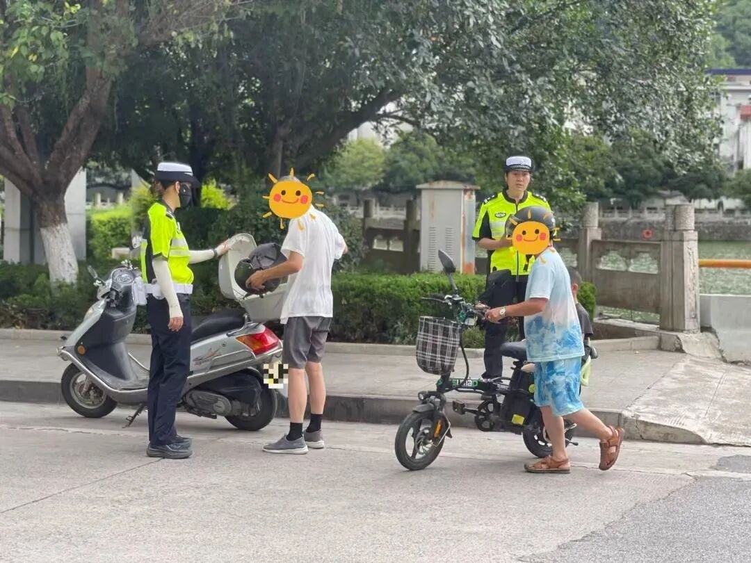 <b>汉中交警严查电动车加装雨棚、违规载人等违法行为</b>