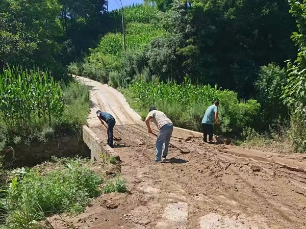 铜川市印台区：风雨过后不松懈 清淤排涝正当时