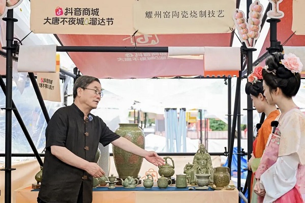 <b>铜川市耀州窑陶瓷烧制技艺亮相兰知春序直播</b>