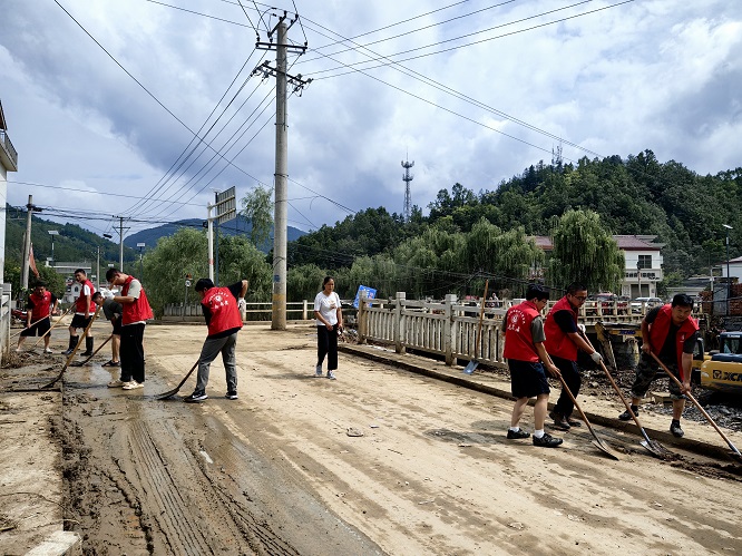 <b>商洛市镇安县：志愿红筑起雨后暖心堤  </b>