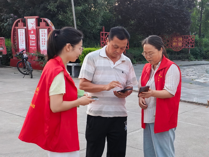 <b>宝鸡市眉县齐镇：错峰入户解民忧 政策宣传零距离       </b>