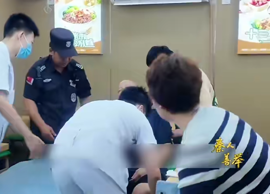 西安一食客店内突发晕厥 店主及时施救争取救治时间