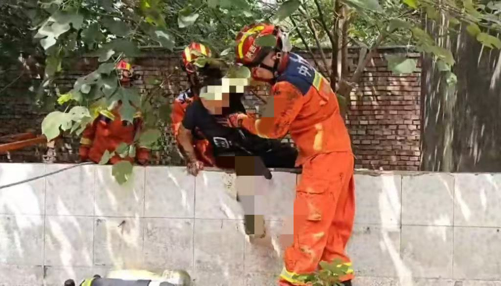 送餐路上听到呼救声！外卖小哥联手消防帮七旬老人脱险