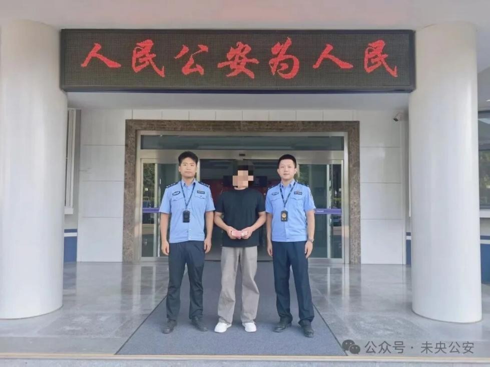 <b>受骗男子去公园藏钱给骗子！西安民警公园极速寻人保住钱款！</b>