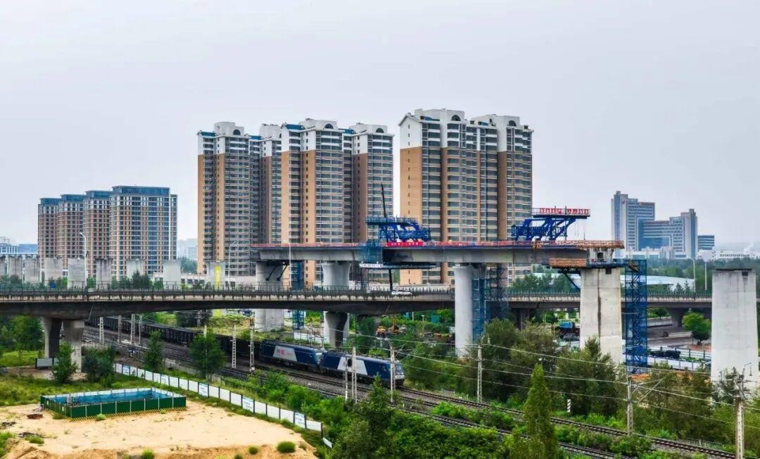 <b>延榆高铁首个跨城市道路连续梁实现合龙</b>