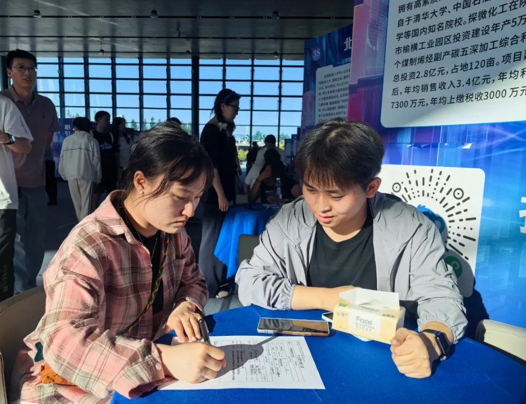 <b>双线联动，搭建就业对接桥梁 榆林“职引未来·筑梦青春”招聘会成效显著</b>