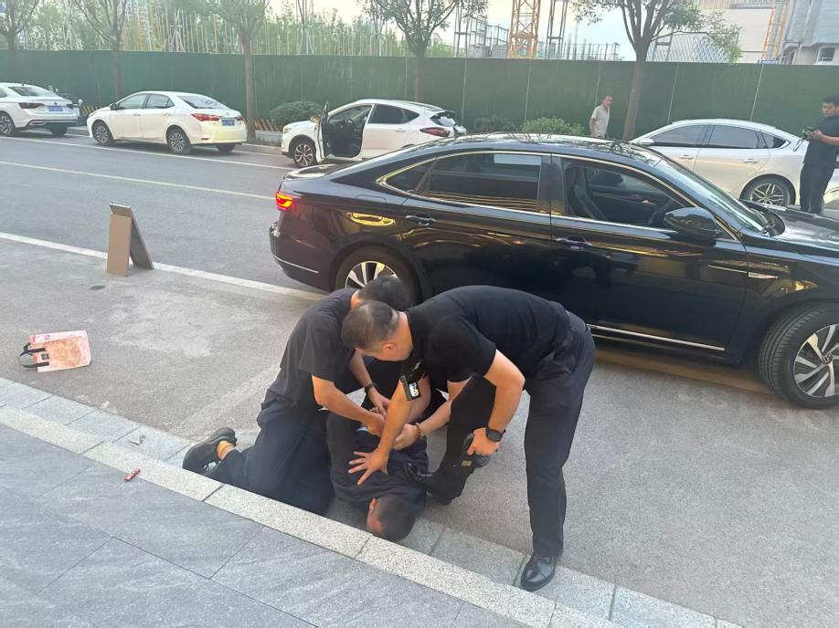 <b>俩男子穿假警服敲诈商户 西安警方蹲守当场擒获</b>