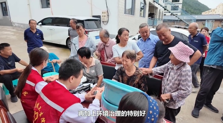 延安市宝塔区万花山镇开展“代表进沟听民声 服务上门暖人心”志愿服务活动
