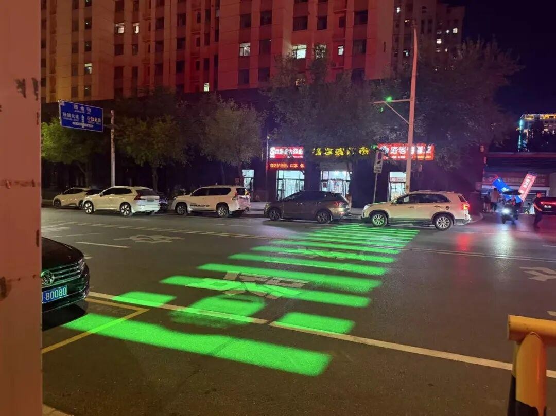 <b>延安新区启用投影斑马线 科技点亮夜间出行安全防线</b>