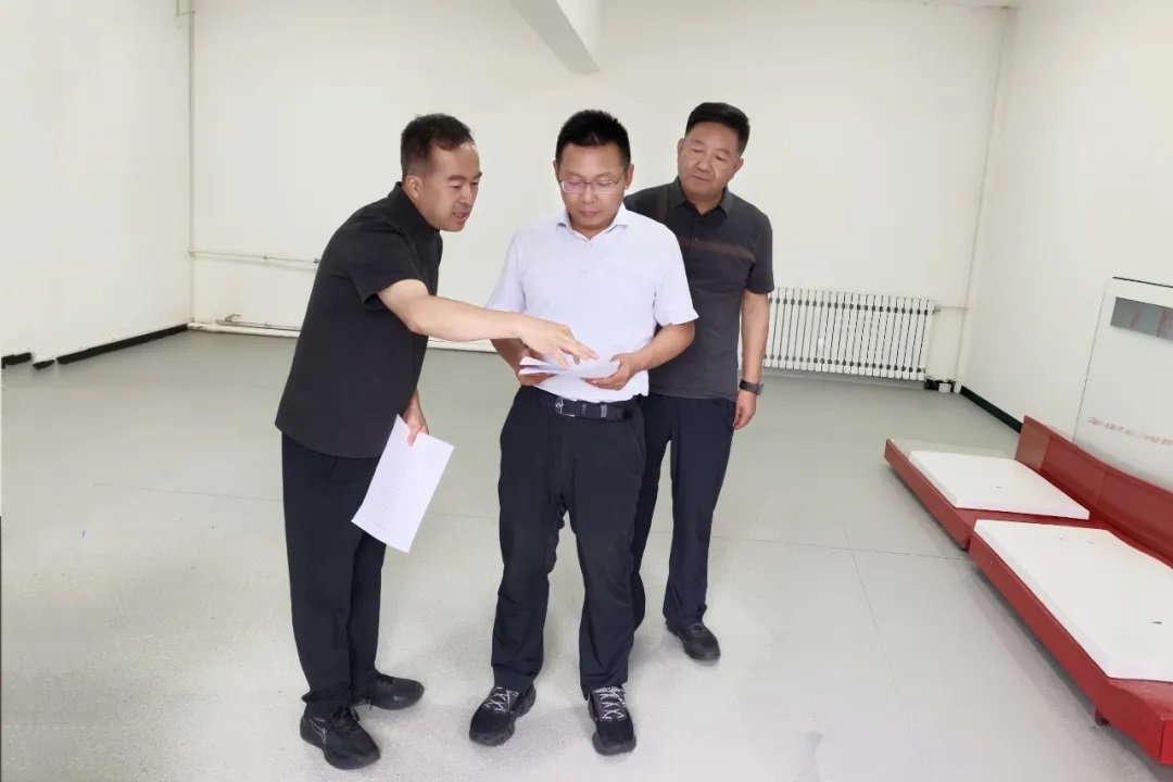 延长油田南泥湾采油厂党委书记童长兵深入河庄坪采油队开展调