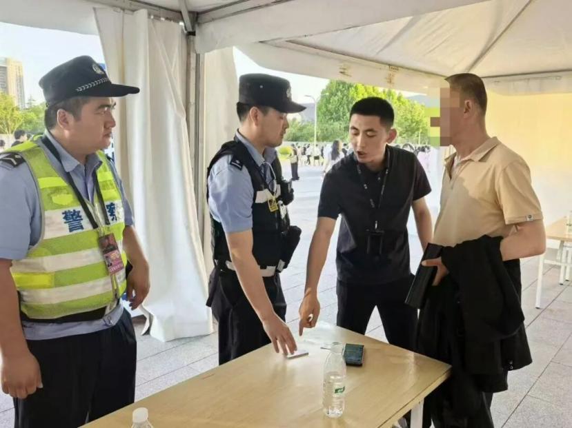 <b>演唱会现黄牛加价倒票，西安公安现场抓现行</b>