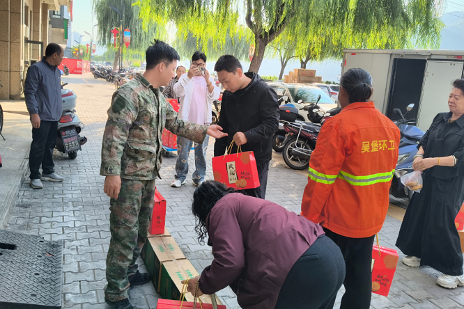 <b>榆林市吴堡县慈善协会开展中秋慰问活动   </b>