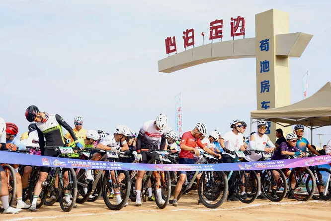 <b>超燃！350名骑手定边千年盐湖上演速度与激情   </b>