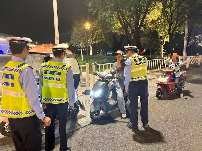 <b>双节期间 西安公安交警将严查酒醉驾等重点违法行为  </b>