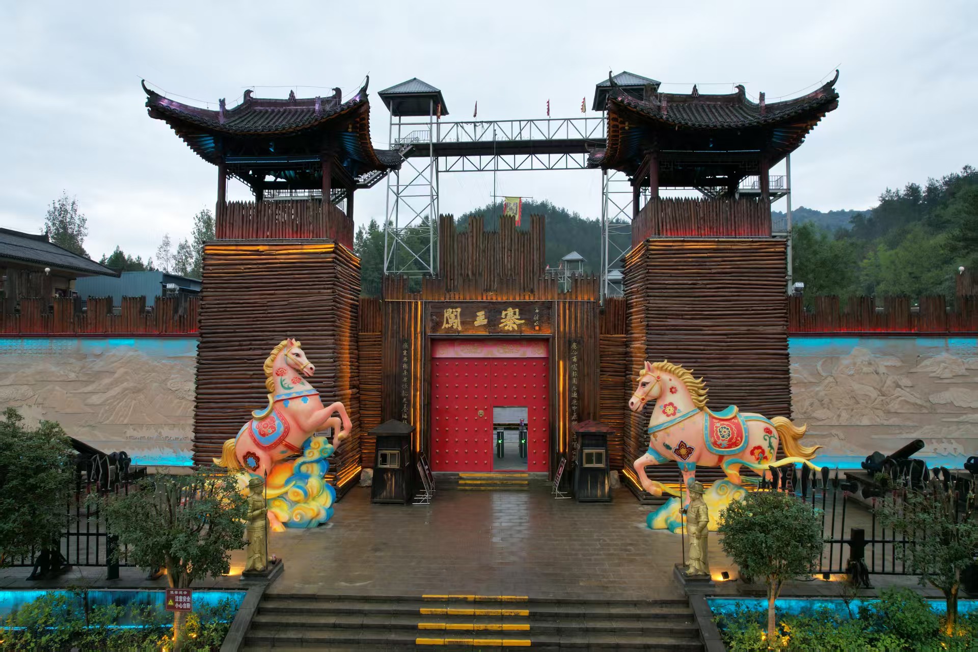 国庆打卡商南县 ：山野帐篷营地享静谧 沙场实景马战览风云
