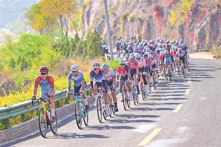 第五届沿黄观光路国际自行车赛在榆林开赛
