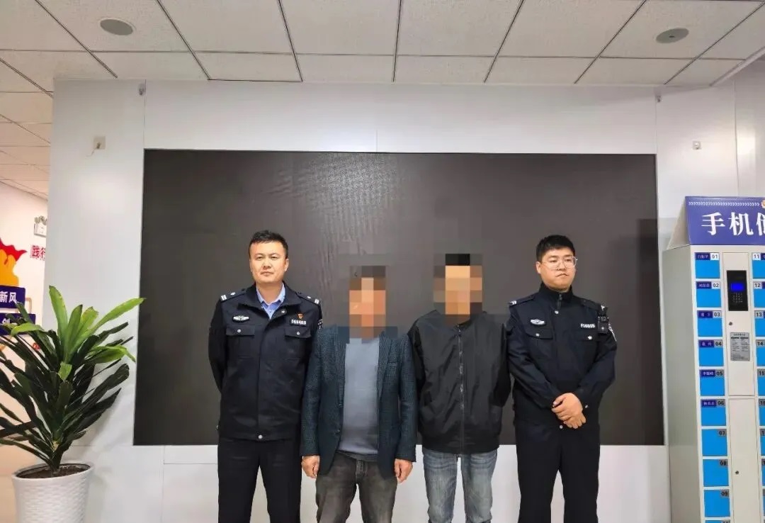 开车斗气有多离谱？两司机马路互怼撞车，榆林警方依法行拘