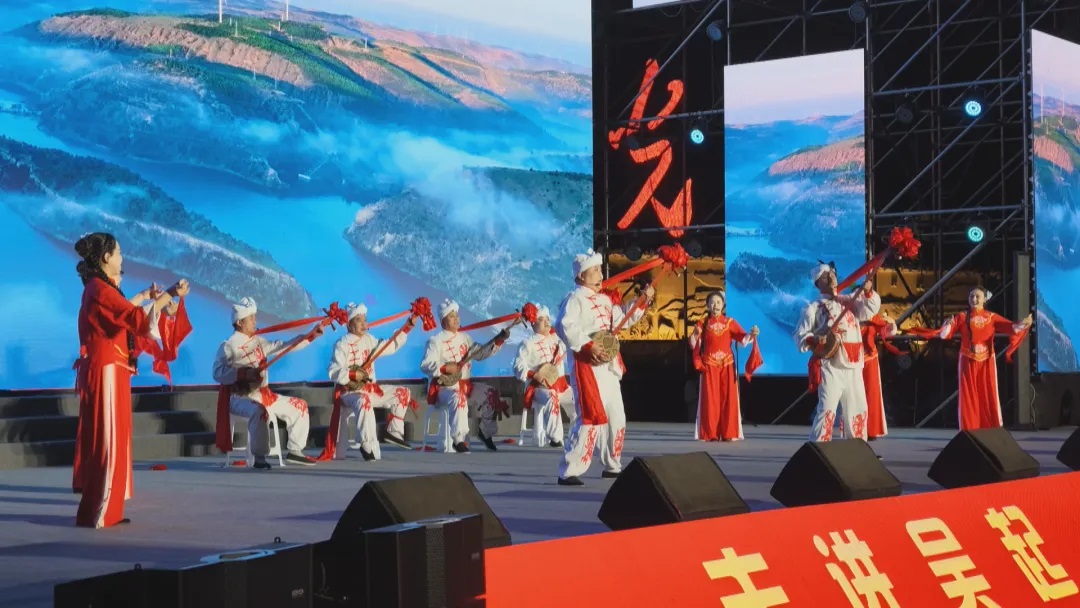 <b>“长征二万五·胜利到吴起”纪念中国工农红军长征胜利90周年文艺演出举行</b>