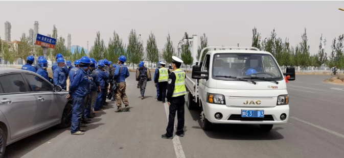 <b>货车变“客车” 载24人 榆林一货车被罚1000元 记3分</b>