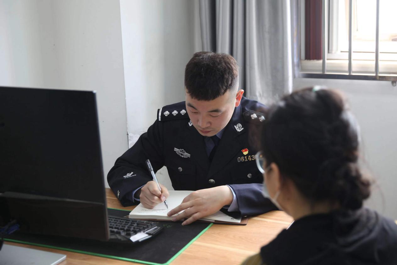 <b>咸阳民警巧施“反间计”，帮女子追回45万元诈骗款</b>