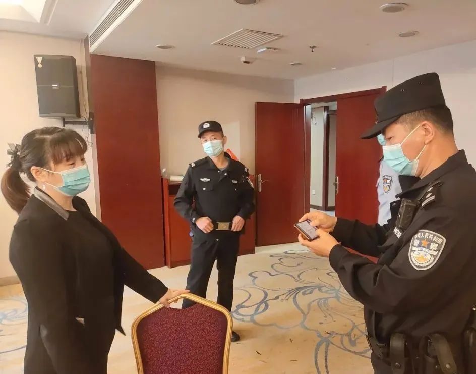 <b>30元的鞋子转手就要以500元买给老人辛亏咸阳民警及时赶到</b>