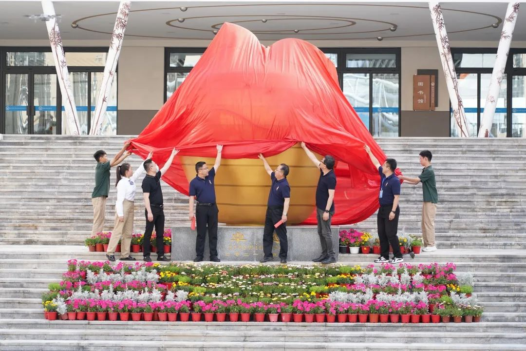 <b>国内校园最大的纯铜苹果雕塑落户  众师生纷纷朗诵《我对金苹果说》</b>