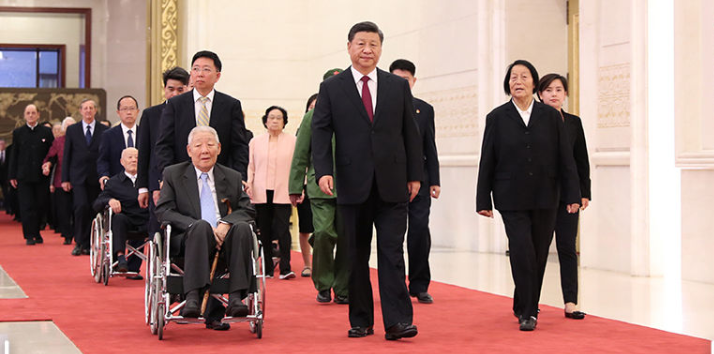 <b>近镜头丨这一刻，他们并肩同行</b>