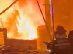 内蒙古鄂尔多斯一购物中心起火致2人死亡