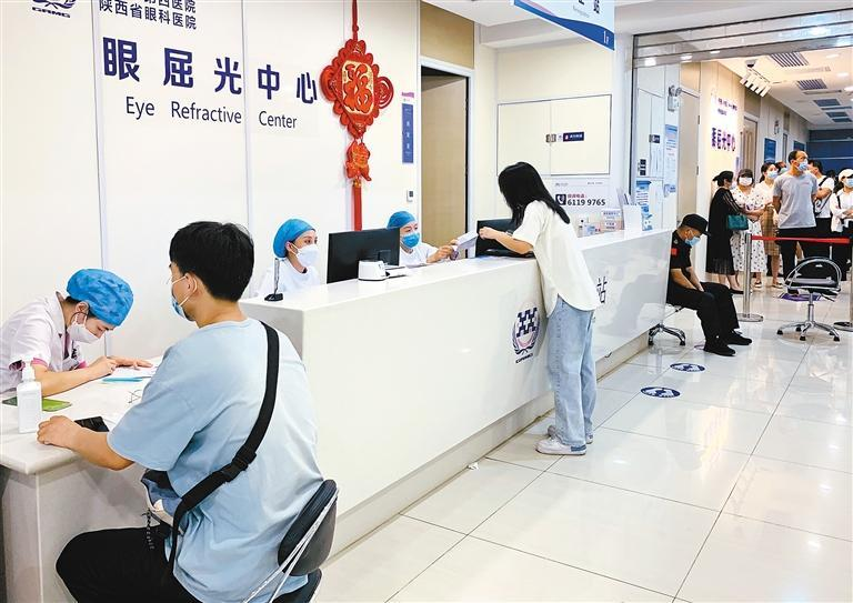 <b>高考后“摘镜热” 近视手术一劳永逸？</b>