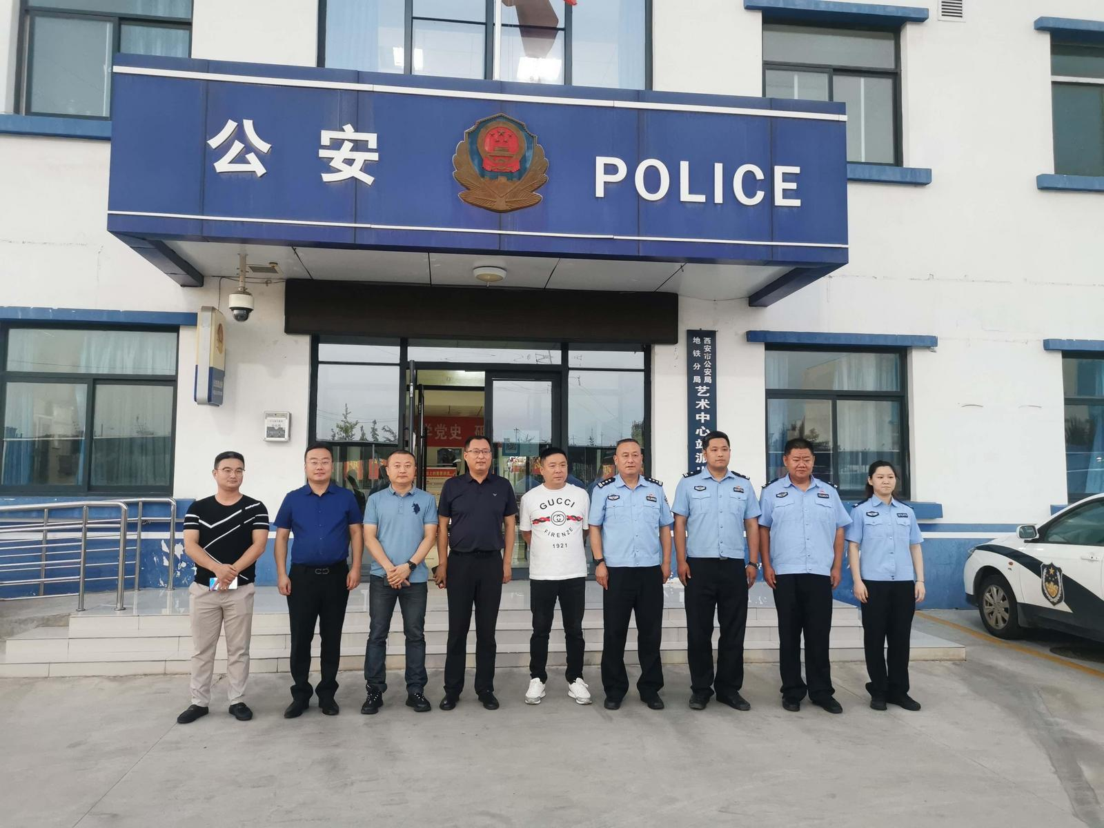 <b>警民共绘新 “警”彩爱心企业为派出所办实事共建停车棚</b>