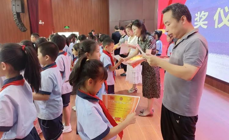 <b>品“礼仪”之美 西安市第六十三中小学部举行礼仪课程汇报展示</b>