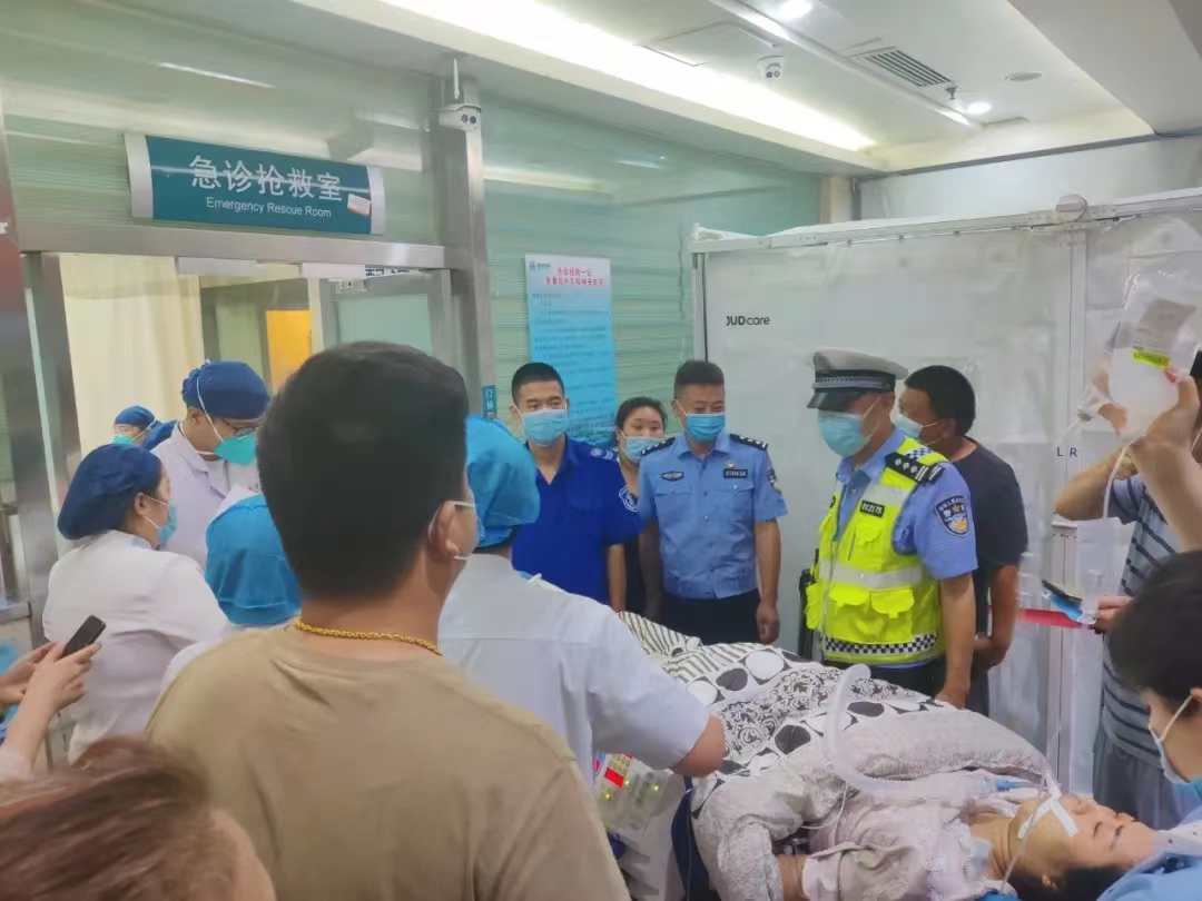 <b>产妇大出血安康西安两地交警2小时接力护送转院</b>