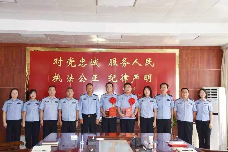 <b>渭南公安送奖到合阳 激励受表彰民警当好“排头兵”</b>