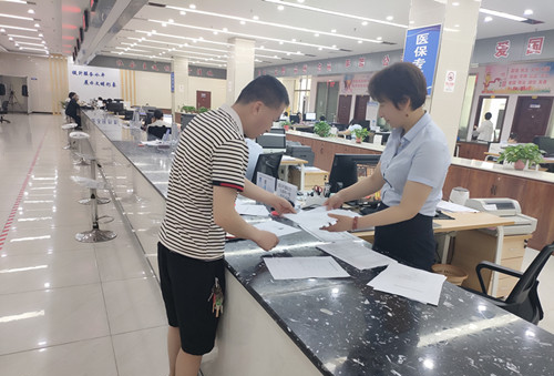 <b>凤县行政审批服务局在宝鸡市率先推行农药经营许可证“打包审批”</b>