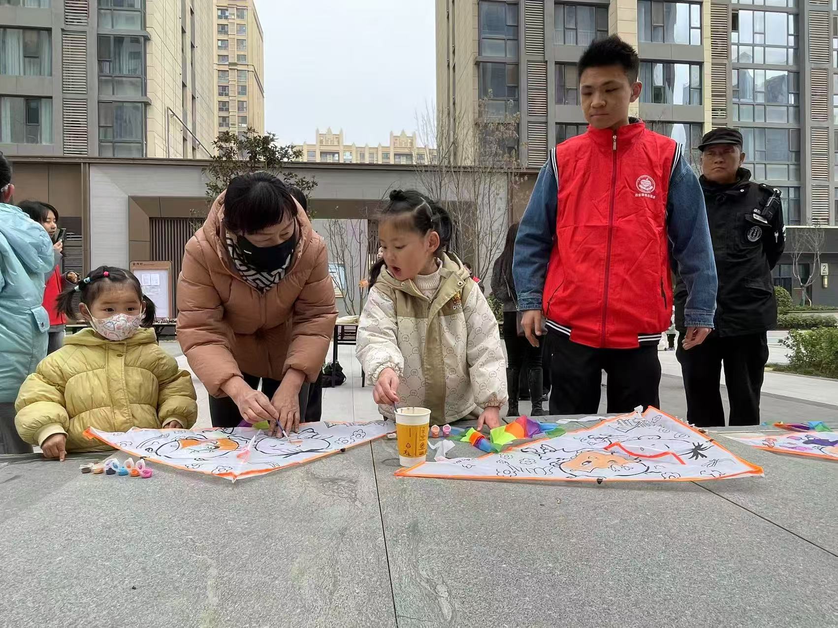 <b>春风送暖，筝情绽放——西安市雁塔区启迪社区“三八”妇女节亲子风筝手</b>