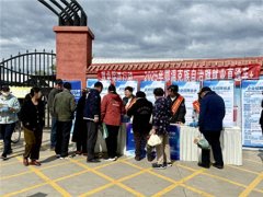 <b>内蒙古鄂温克族自治旗总工会联合多部门开展送岗位进早市活动</b>