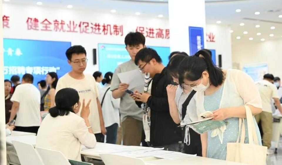 <b>石家庄市举办“百日千万招聘专项行动”专场招聘会</b>